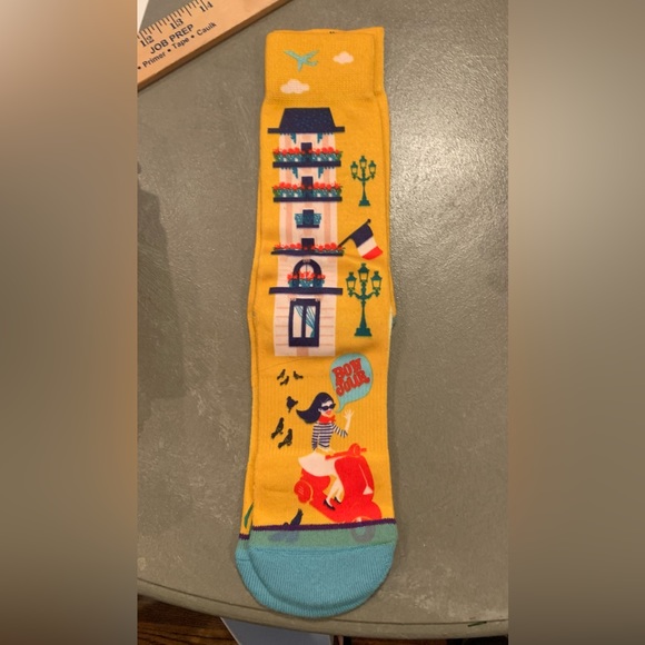 NWOT Hallmark Toe Of A Kind Socks Novelty Fun Gag Gift Paris Eiffel Tower Yellow - Picture 3 of 3